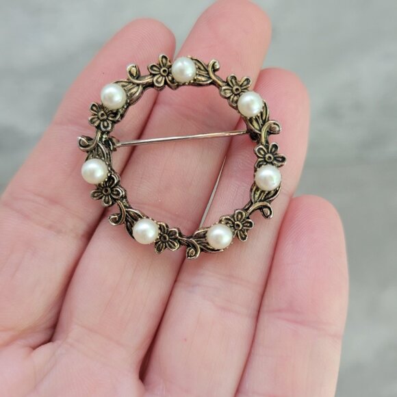 Vintage Floral Wreath Circle Brooch Pin Gold Tone Faux Pearl Flower Jewelry - Picture 3 of 9